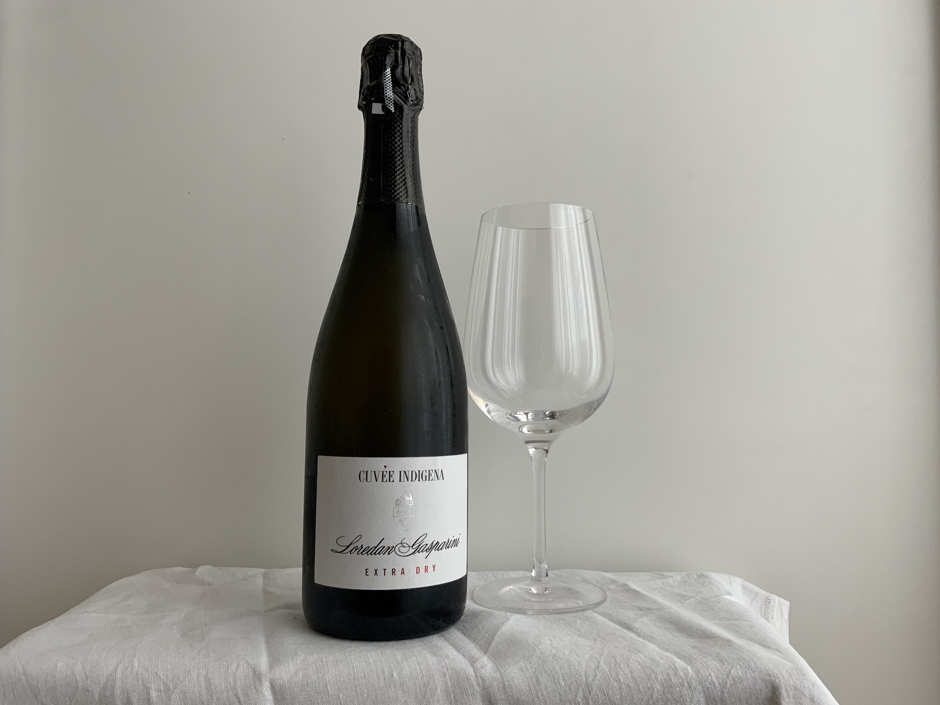 La bouteille de Cuvée Indigena avec le verre vide de dégustation 