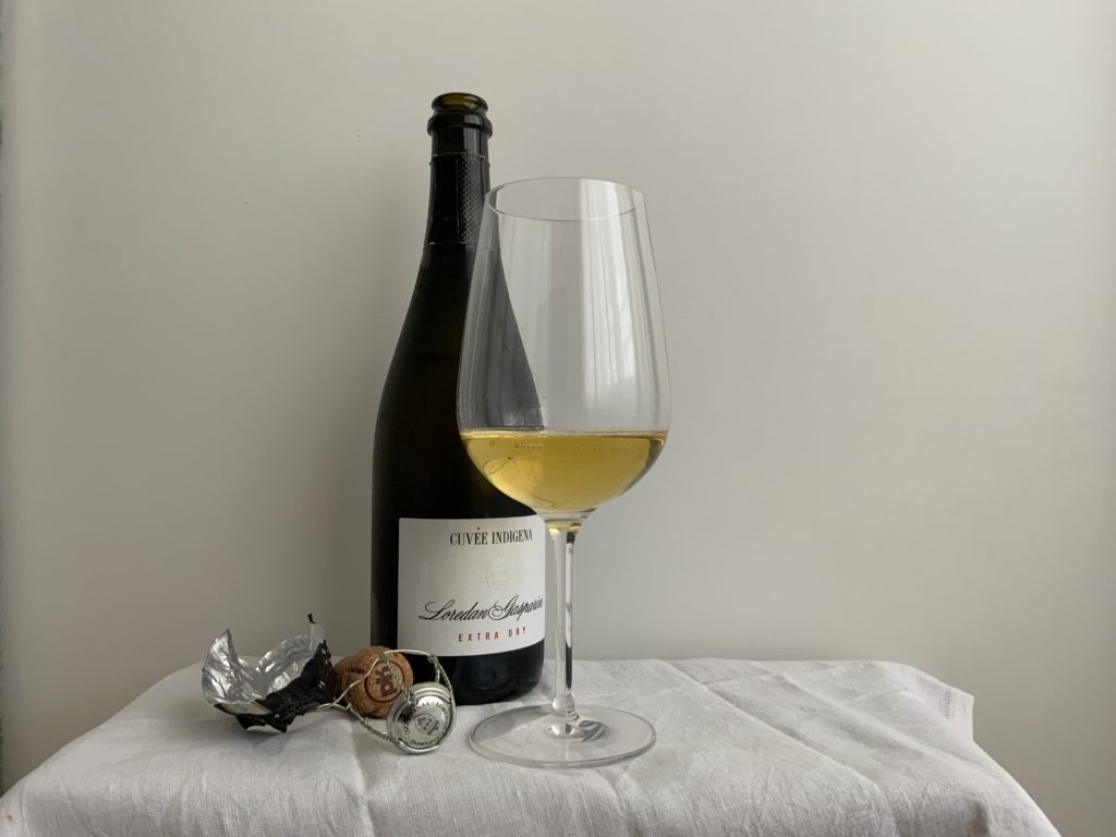 Analyse visuelle du 2019 Extra Dry Cuvée indigena: jaune or lumineux