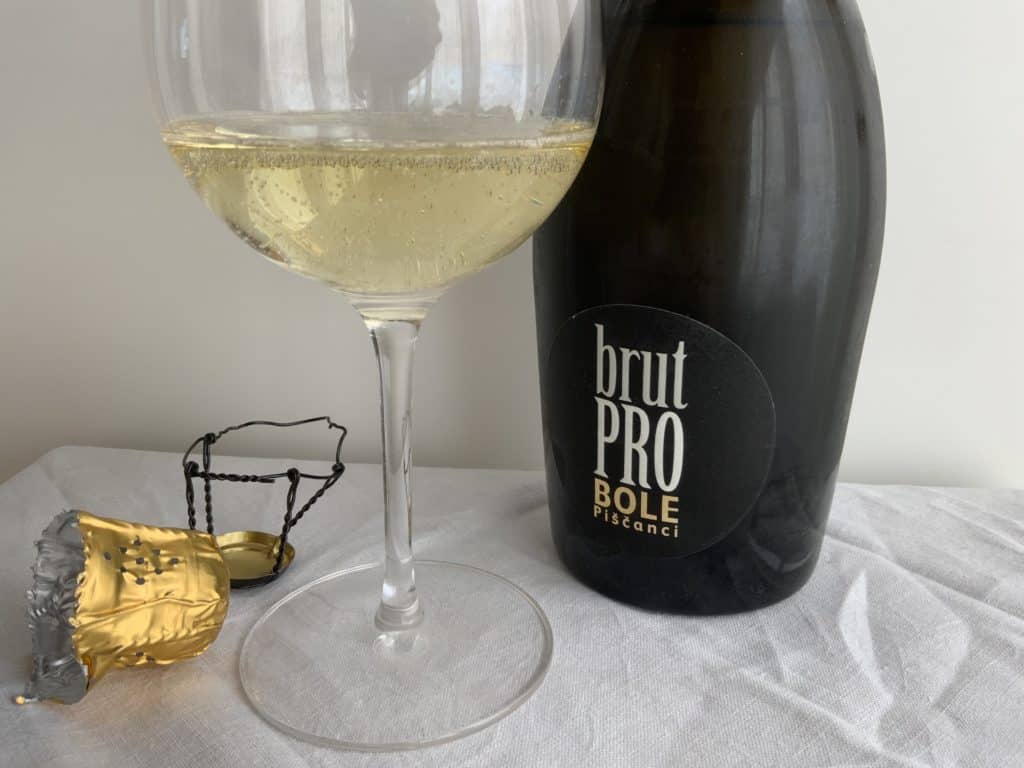 Le verre de Brut Pro Bole Piščanci en dégustation