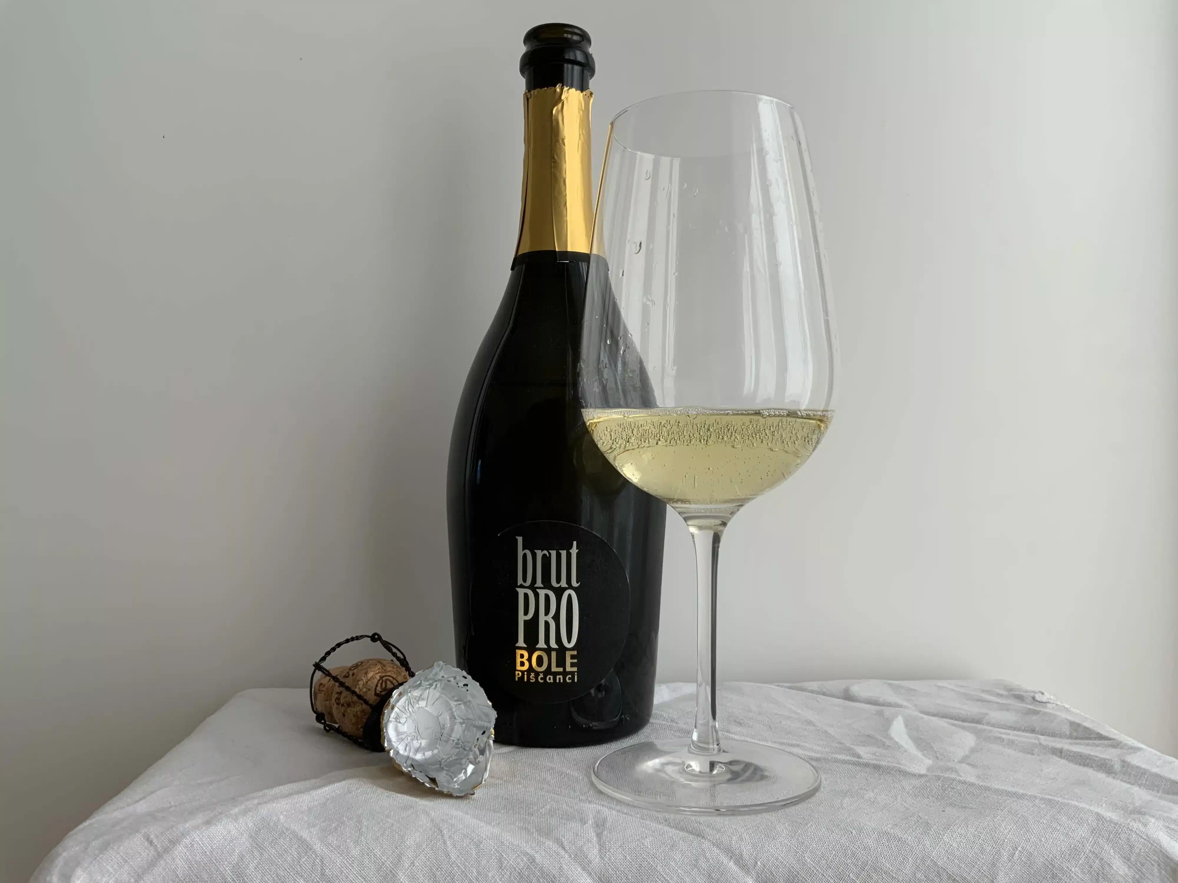 La bouteille de Brut Pro Bole Piščanci en dégustation